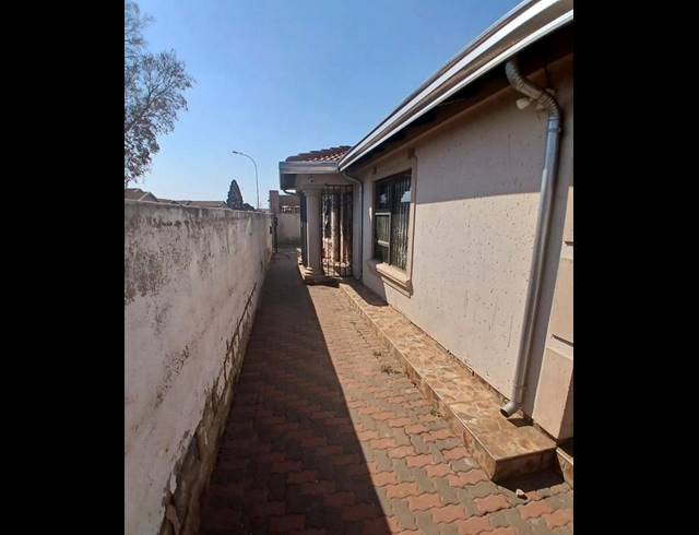2 BEDROOM HOUSE FOR SALE IN TOKOZA